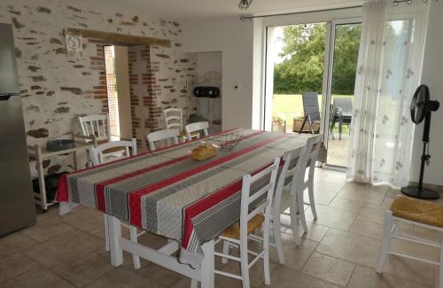 La Roche-sur-Yon Maison | Maison rénovée en pleine campagne avec terrain, terrasse et équipements familiaux - FR-1-426-157