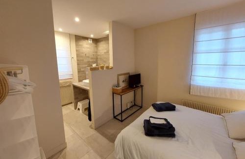 Saint-Samson-de-la-Roque Maison | Maison rénovée - jacuzzi et cheminée