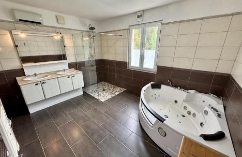 Saint-Just-Sauvage Maison | Maison Sauvage - Balnéo & Espace Fitness