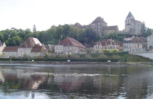 Mezieres-en-Brenne Maison | Maison spacieuse avec cour et cheminée au cœur du Parc Naturel de la Brenne - FR-1-591-229