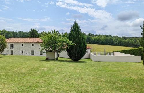 Montmoreau-Saint-Cybard Maison | Maison spacieuse en pleine nature avec piscine, équipements de loisirs et randonnées à proximité - FR-1-653-105