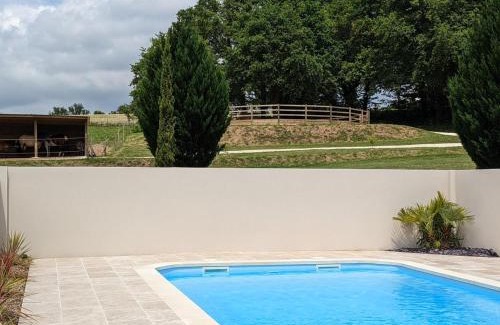 Montmoreau-Saint-Cybard Maison | Maison spacieuse en pleine nature avec piscine, équipements de loisirs et randonnées à proximité - FR-1-653-105