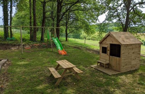 Montmoreau-Saint-Cybard Maison | Maison spacieuse en pleine nature avec piscine, équipements de loisirs et randonnées à proximité - FR-1-653-105
