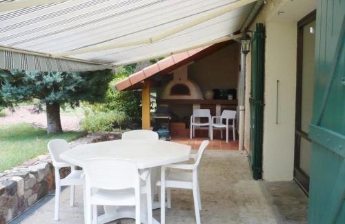 Renaison Maison | Maison spacieuse et moderne avec jardin privatif, terrasses, cheminée et équipements complets à Renaison - FR-1-496-110