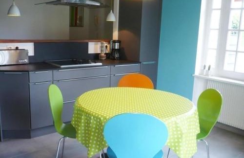 Renaison Maison | Maison spacieuse et moderne avec jardin privatif, terrasses, cheminée et équipements complets à Renaison - FR-1-496-110