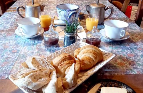 Aigurande Lit Et Petit-Déjeuner | Maison Violette en Berry - chambres d'hôtes vintage face au marché d'Aigurande
