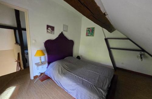 Devay Appartement | maison volet rouge