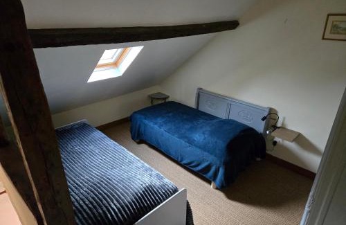 Devay Appartement | maison volet rouge