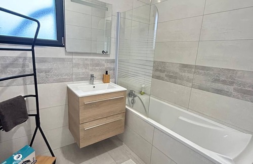 Moneteau Maison | Maisonette Calme , Parking Gratuit Sécurisé Avec Portail / 5 min Autoroute A6