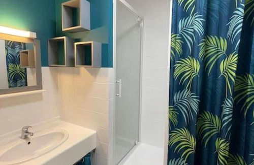 Doue-la-Fontaine Maison | Maisonette parking privé gratuit