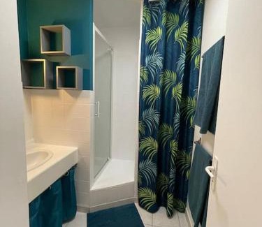Doue-la-Fontaine Maison | Maisonette parking privé gratuit