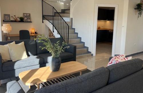 Kavala Appartement | Maisonette with Stunning Terrace & Private Garage - By Solstad