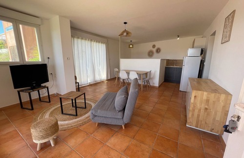 13th Arrondissement Maison | Maisonnette calme vue collinesIdéal pour un couple avec un bébé