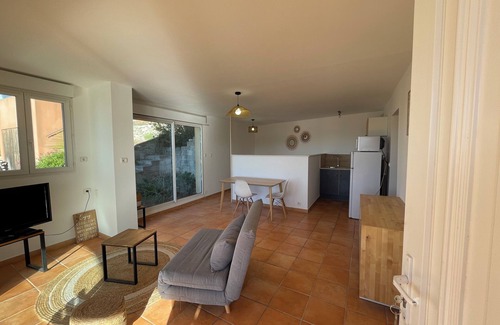 13th Arrondissement Maison | Maisonnette calme vue collinesIdéal pour un couple avec un bébé