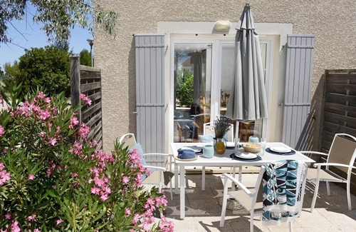 Aubais Maison | Maisonnette Duplex avec Terrasse | Accès Mini-Golf + Piscine