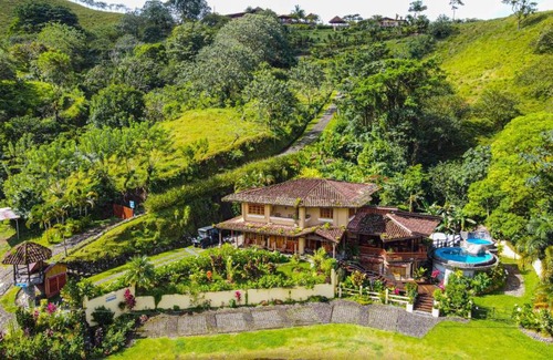 El Fosforo Maison | Majestic Lodge Luxury and Spacious Home with Private Pool and Jacuzzi