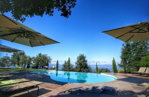 Loro Ciuffenna Maison | Majestic Farmhouse in Loro Ciuffenna with Pool