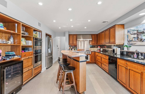 Arlington Maison | Majestic lakefront 3-bedroom with pool, hot tub, water sports and birdwatching