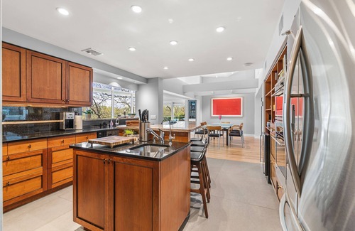 Arlington Maison | Majestic lakefront 3-bedroom with pool, hot tub, water sports and birdwatching
