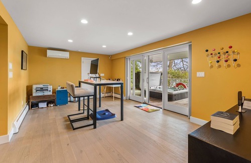 Arlington Maison | Majestic lakefront 3-bedroom with pool, hot tub, water sports and birdwatching