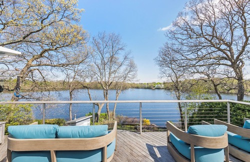Arlington Maison | Majestic lakefront 3-bedroom with pool, hot tub, water sports and birdwatching