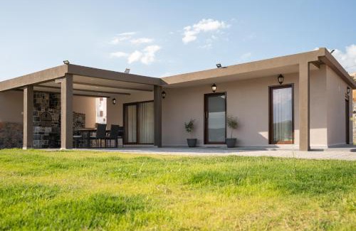 Karteros Maison | Majestic Manor with outdoor Jacuzzi by 8essentially