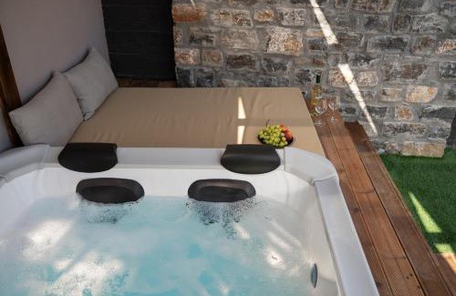 Karteros Maison | Majestic Manor with outdoor Jacuzzi by 8essentially