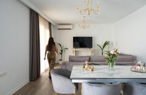 Karteros Maison | Majestic Manor with outdoor Jacuzzi by 8essentially