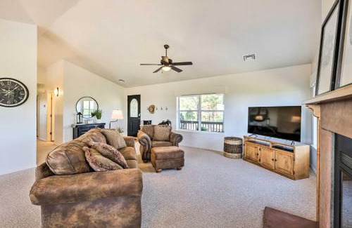 Timberland Acres Maison | Majestic Views and Wraparound Deck Show Low Haven