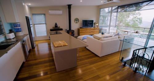 Lower Beechmont Maison | Majestic Views - Stylish Home
