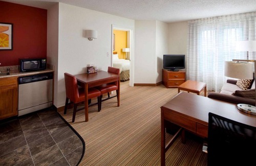 Charleston Hôtel | Make Your Trip More Enjoyable! w/ Pool, Near Capitol Complex Monument Park