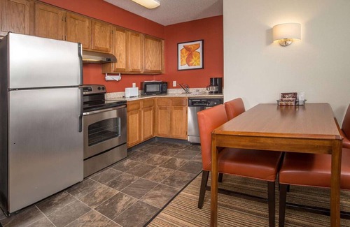 Charleston Hôtel | Make Your Trip More Enjoyable! w/ Pool, Near Capitol Complex Monument Park