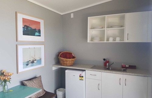 Maketu Cabine | Maketu Beachside Haven Spinnaker Cabin, Sea Views & Pet-Friendly