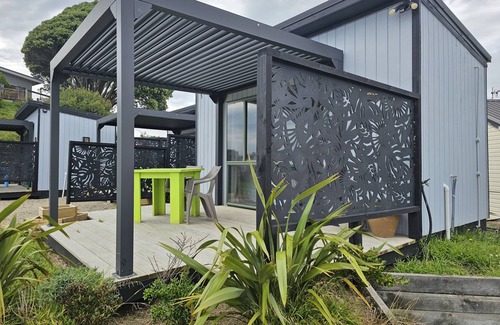 Maketu Cabine | Maketu Beachside Haven Spinnaker Cabin, Sea Views & Pet-Friendly
