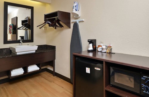 Secaucus Maison | Making The Best Memories Along The Way! Free Parking, Budget-friendly Property
