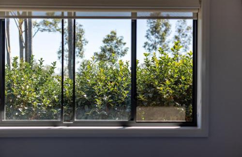 Louth Park Lit Et Petit-Déjeuner | Mala Retreat Chardonnay Studio Immaculate and Comfortable