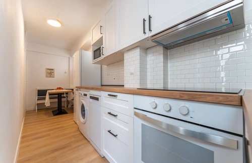 Capuchinos Appartement | Malaga Lux Oasis - Modern 3BR, Fast WiFi, SmartTV