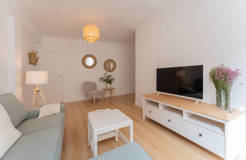 Capuchinos Appartement | Malaga Lux Oasis - Modern 3BR, Fast WiFi, SmartTV