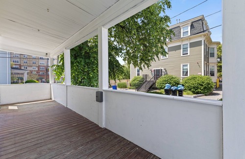 Malden Appartement | Malden 3Br Apt on 2F/with Free parking/WiFi/ Windows AC