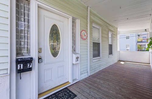 Malden Appartement | Malden 3Br Apt on 2F/with Free parking/WiFi/ Windows AC
