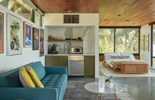 Eastern Malibu Maison | Malibu Mid-Century Studio moderne avec vue sur l'océan