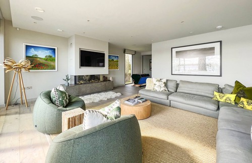 Lechlade Maison | Lakes by Yoo holiday house rental with shared indoor pool, internet access