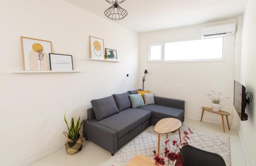 Aigio Appartement | Malvina's Dream 2. Lower Ground Renovated Getaway