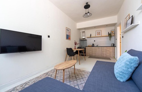 Aigio Appartement | Malvina's Dream 2. Lower Ground Renovated Getaway