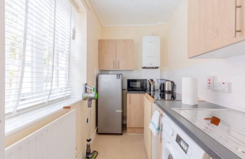Vincent Square Appartement | Large room with double sofa bed with separate kitchen