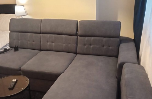 Vincent Square Appartement | Large room with double sofa bed with separate kitchen