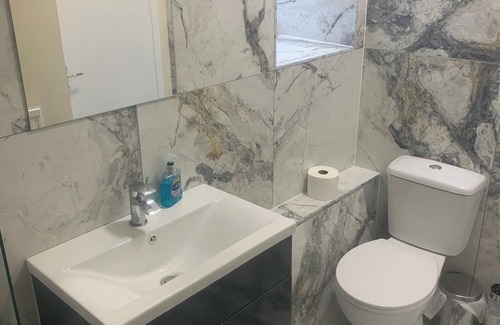 Vincent Square Appartement | Large room with double sofa bed with separate kitchen