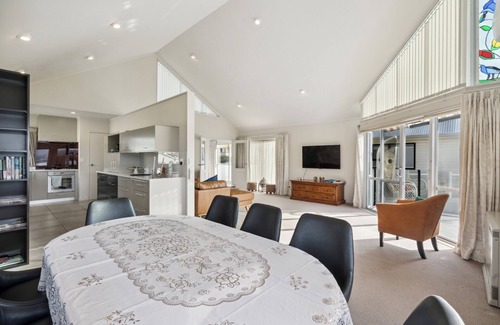 Mana Maison | Mana Magic - Porirua Waterfront Holiday Home