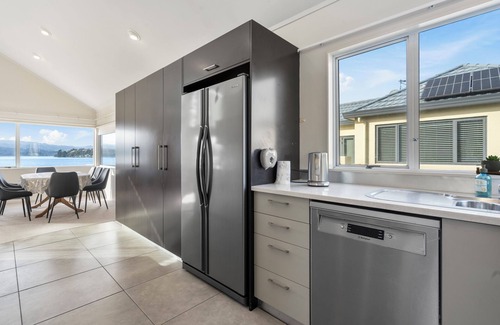 Mana Maison | Mana Magic - Porirua Waterfront Holiday Home
