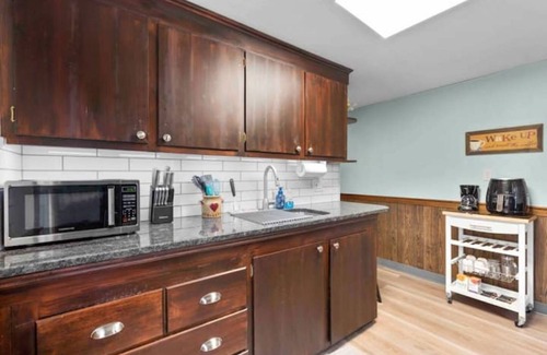 Manchester Appartement | Manchester 1-Bedroom Oasis APT Near Downtown Main Street. Pet-Friendly!